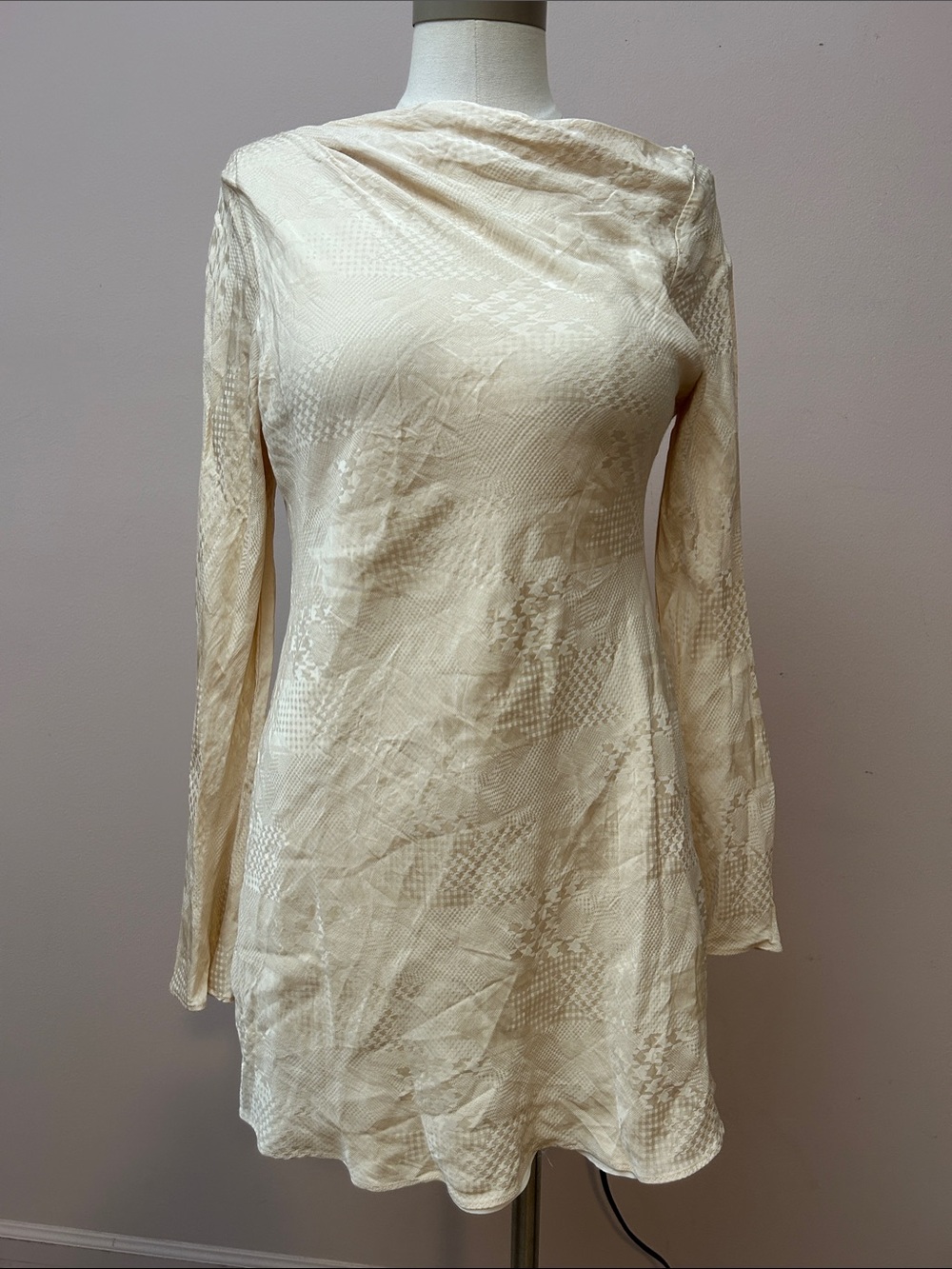 Astr The Label Champagne Cream Long-Sleeve Women's Mini Cowl Neck Dress sz M
